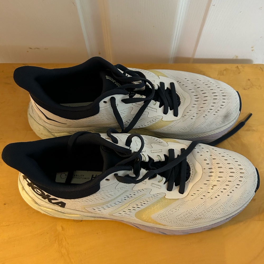 HOKA One One Arahi 5 running shoes, size 8.5